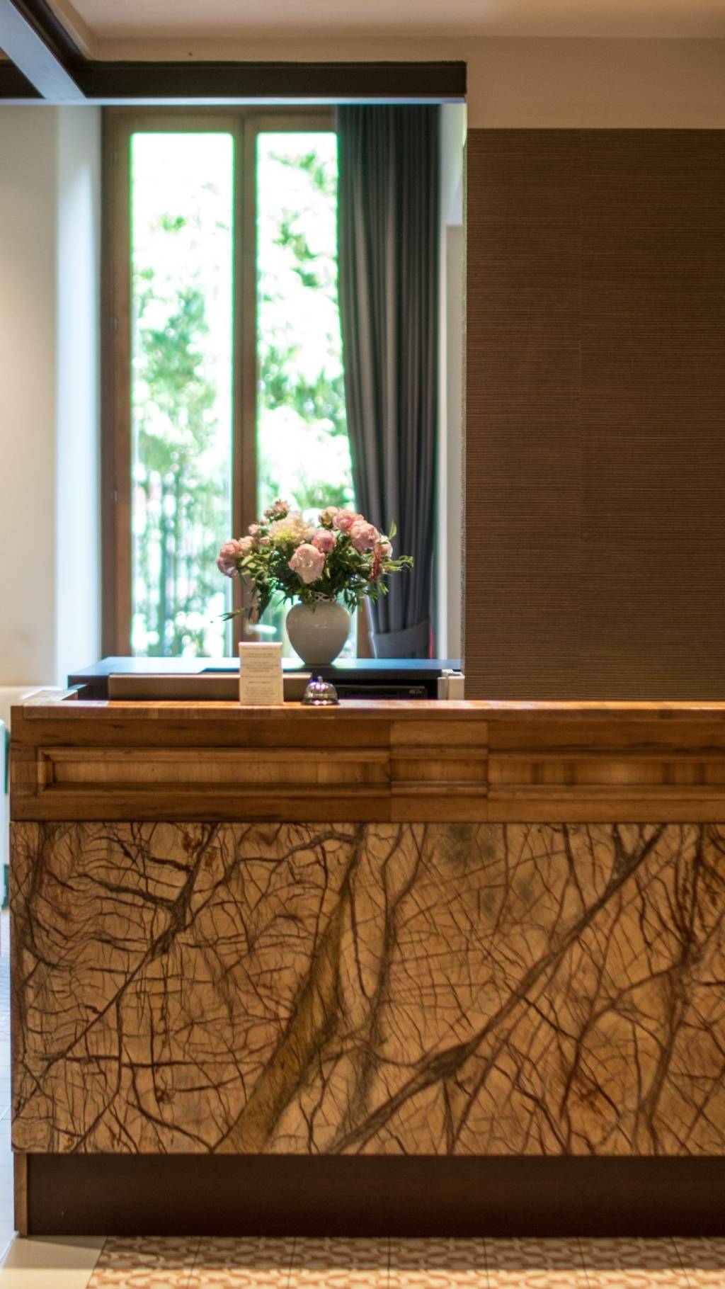 Hotel-Caravaggio-Firenze-07-spazio-comune-reception-verticale