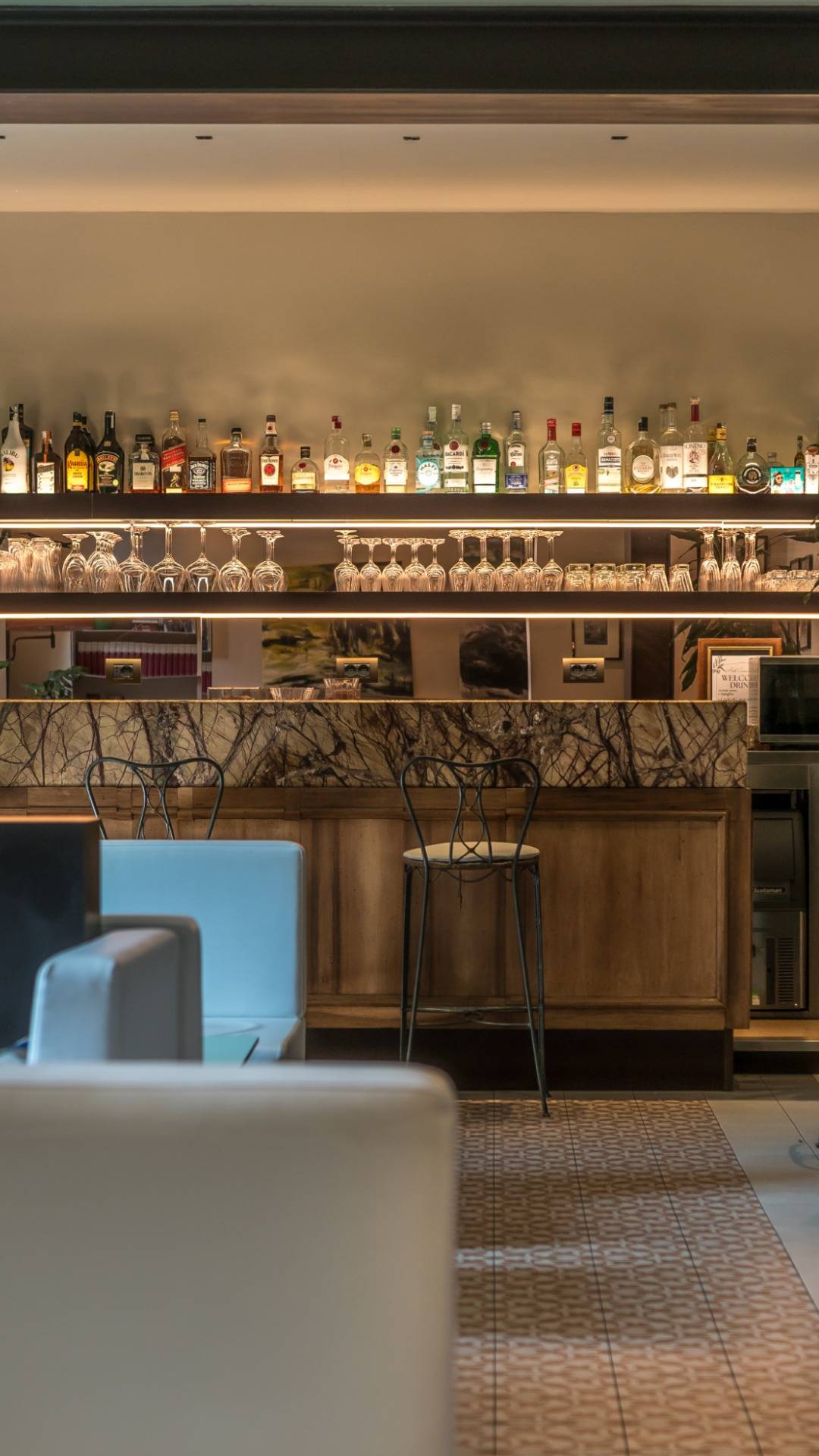 Hotel-Caravaggio-Firenze-10-lounge-bar-bancone-foto-verticale