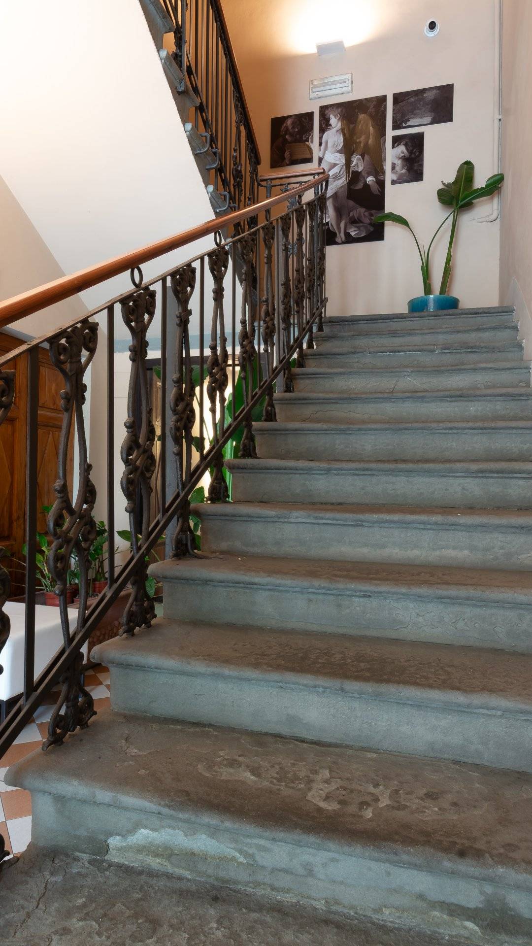 Hotel-Caravaggio-Firenze-21-scale-salone-hall-dettaglio-foto-verticale