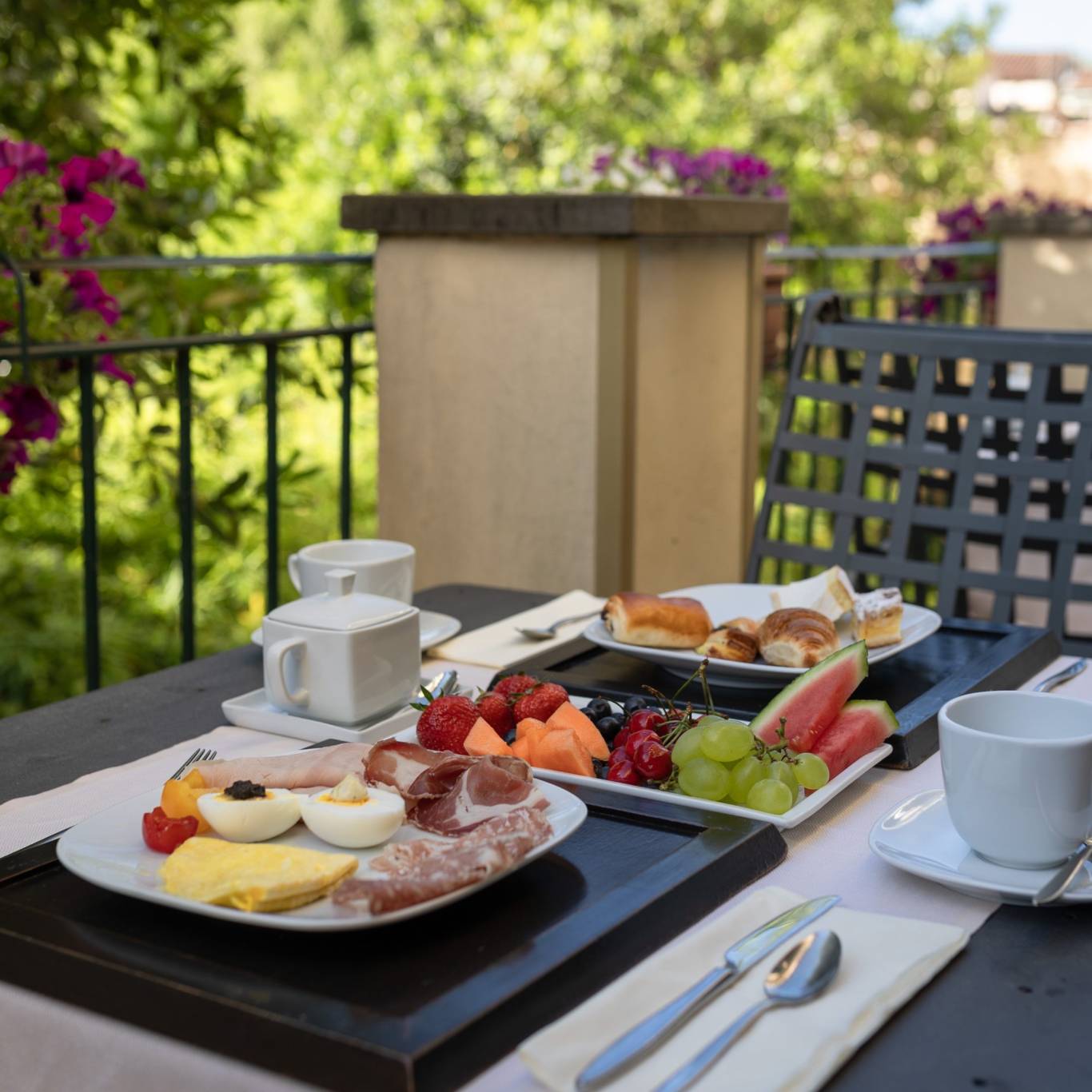 Hotel-Caravaggioi-Firenze-colazione-terrazza-esterna-salata-dolce-foto-quadrata Hotel-Caravaggioi-Firenze-colazione-terrazza-esterna-salata-dolce-foto-quadrata
