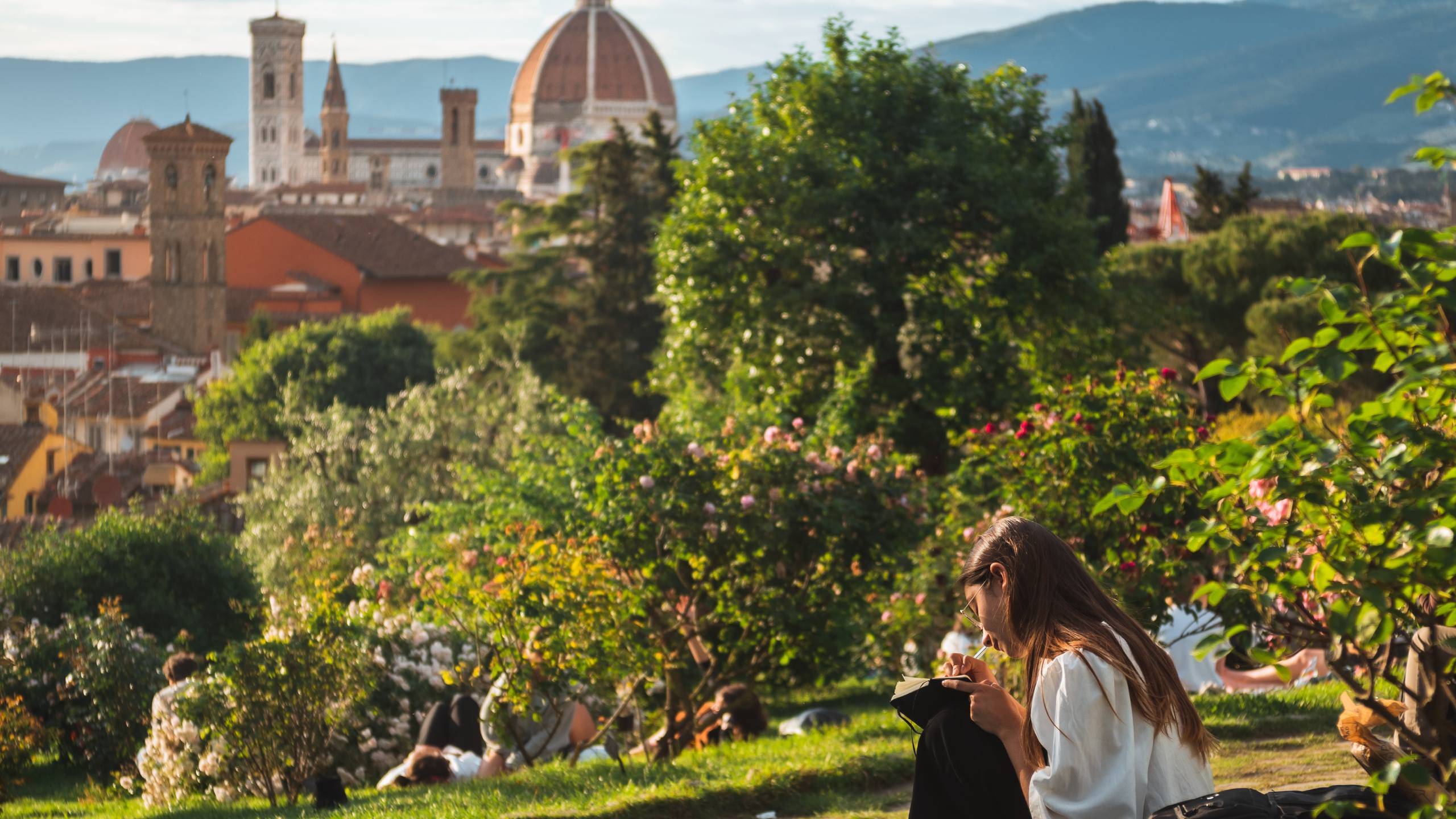 Hotel-Caravaggio-Firenze-foto-orizzontale-ragazza-seduta-con-vista-su-Firenze