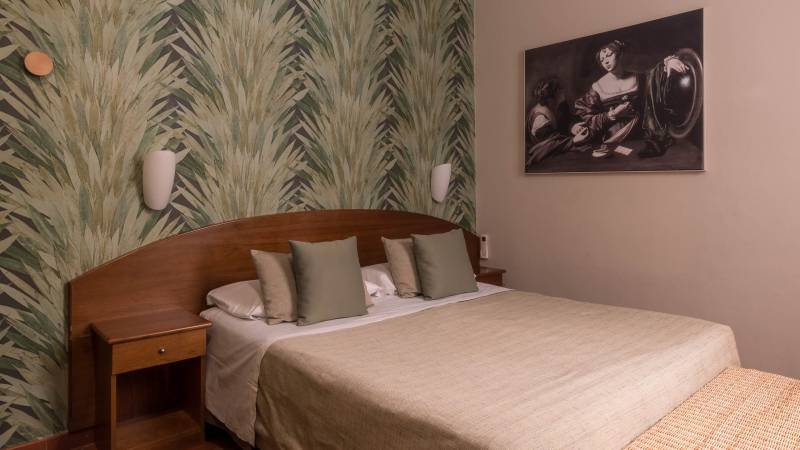 Hotel-Caravaggio-Firenze-04-camera-matrimoniale-letto-foto-orizzontale