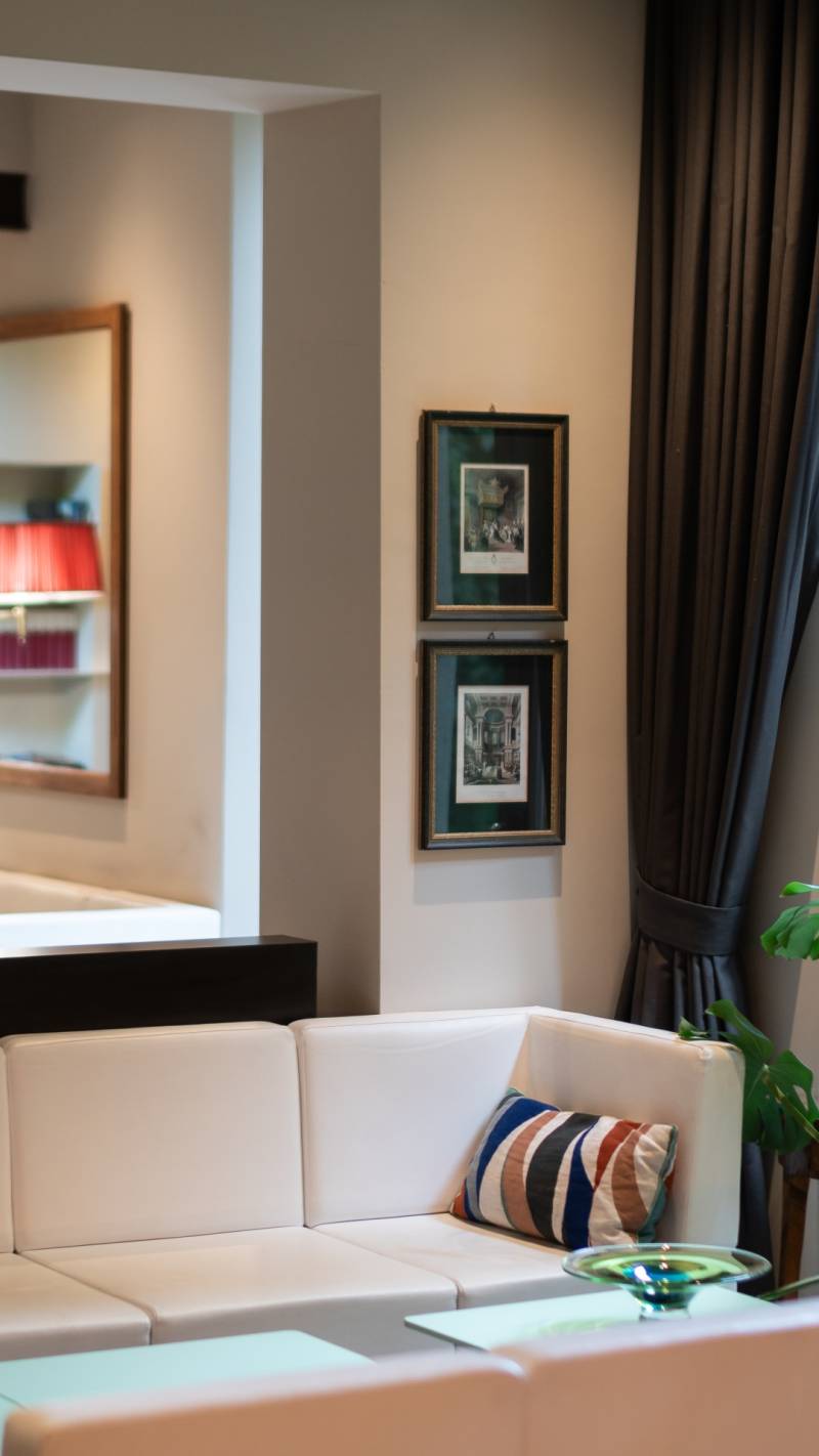 Hotel-Caravaggio-Firenze-04-spazio-comune-salone-e-lounge-bar-verticale