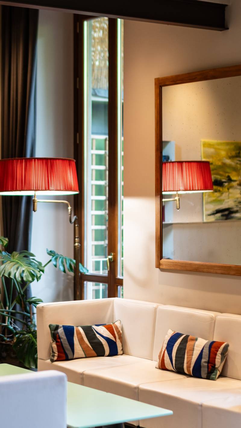 Hotel-Caravaggio-Firenze-05-spazio-comune-salone-e-lounge-bar-verticale