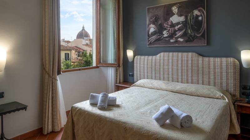 Hotel-Caravaggio-Firenze-09-camera-matrimoniale-con-vista-cupola-duomo-firenze-foto-orizzontale