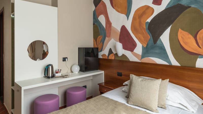 Hotel-Caravaggio-Firenze-12-camera-dettaglio-scrivania-letto-e-muro-foto-orizzontale