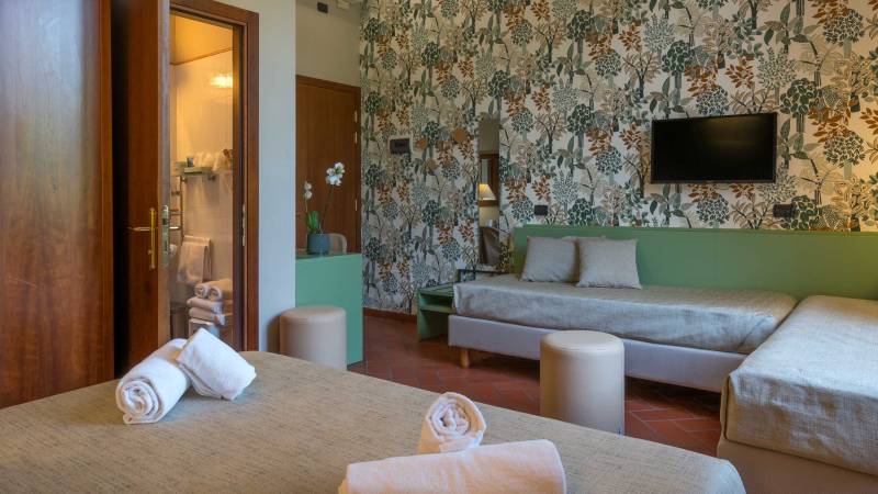 Hotel-Caravaggio-Firenze-15-camera-superior-dettaglio-divano-e-letto-foto-orizzontale Hotel-Caravaggio-Firenze-15-camera-superior-dettaglio-divano-e-letto-foto-orizzontale