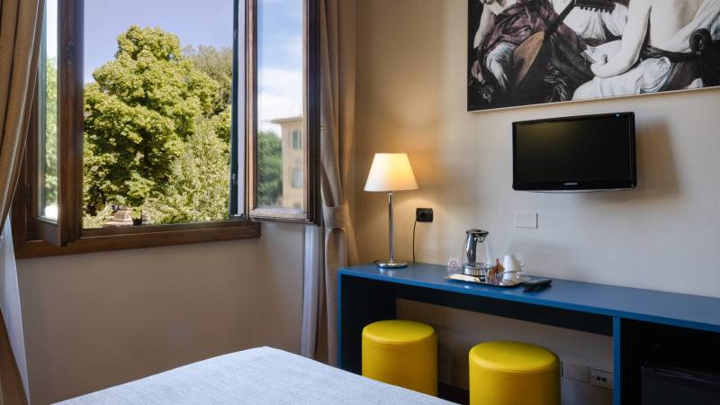 Hotel-Caravaggio-Firenze-22-camera-matrimoniale-foto-scrivania-orizzontale