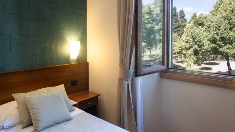 Hotel-Caravaggio-Firenze-23-camera-matrimonaile-letto-foto-orizzontale